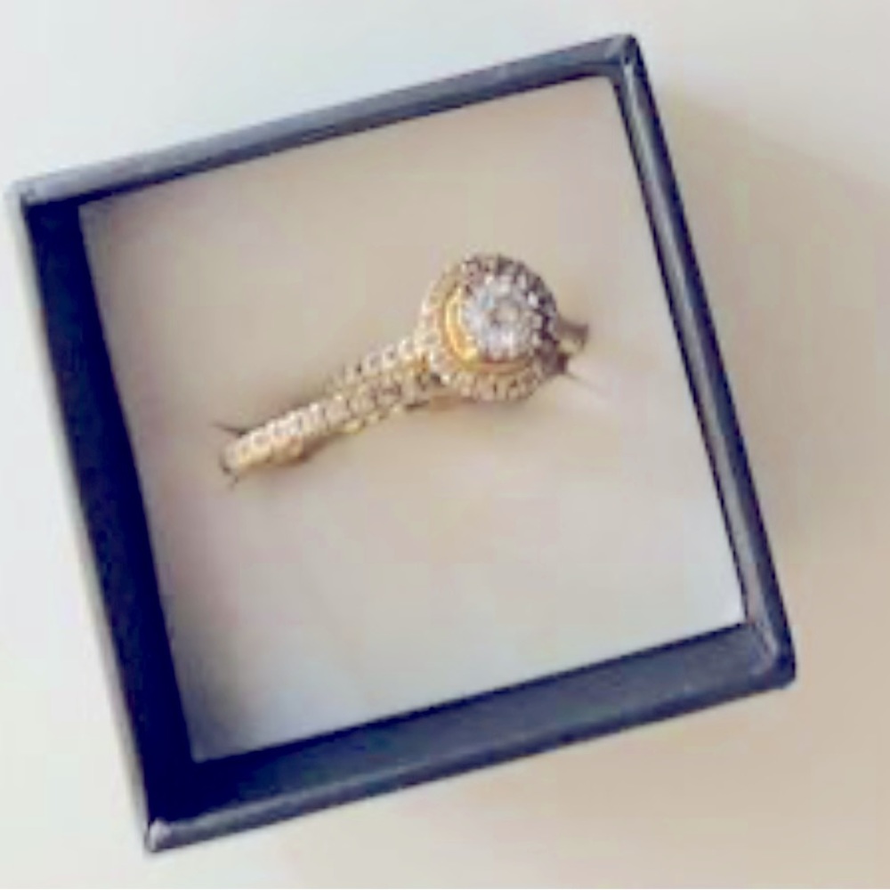 COPY - Selling this beautiful set of engagement ring.Wore few times,in great co…